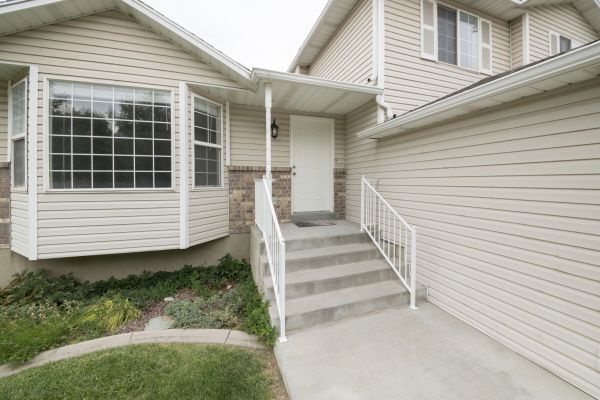 Cost of White Vinyl Siding Replacement in Oceanside